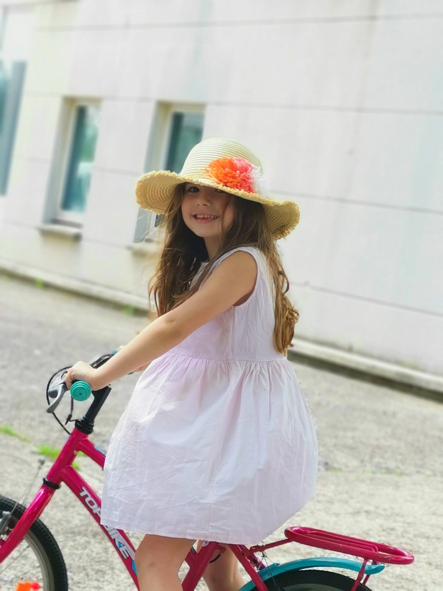 Chloe participe au concours pour gagner de l'argent avec cette photo : bicycle, bicycle_fork, bicycle_frame, bicycle_handlebar, bicycle_saddle, bicycle_tire, bicycle_wheel, bicycles_equipment_and_supplies, clothing, crankset, dress, facial_expression, fashion, hair, hairstyle, hat, headwear, helmet, joy, person