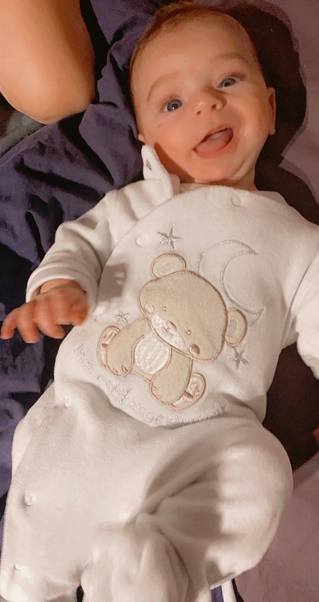 Thiago participe au concours pour gagner de l'argent avec cette photo : abdomen, arm, baby, baby_toddler_clothing, cheek, chest, chin, comfort, eye, face, finger, gesture, happy, head, nose, outerwear, person, skin, sleeve, smile