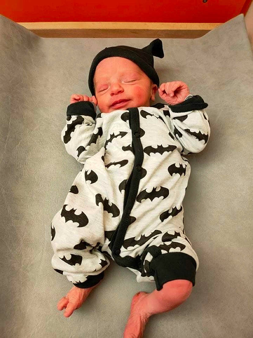 Thiago participe au concours pour gagner de l'argent avec cette photo : baby, baby_products, baby_sleeping, baby_toddler_clothing, barefoot, child, comfort, costume, flooring, fun, happy, human_leg, knee, linens, pattern, person, sitting, sleeve, textile, thigh