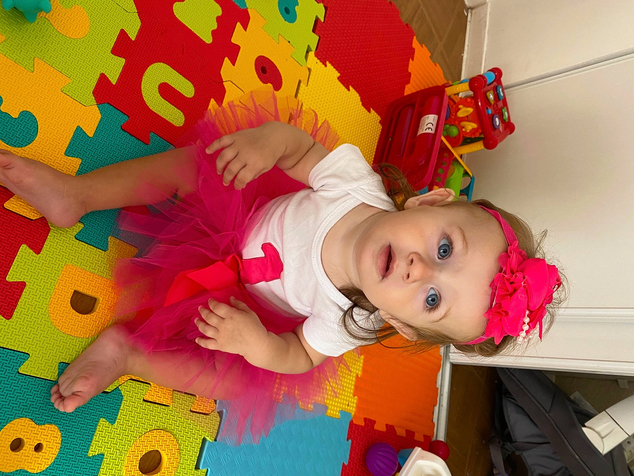 Louna a rejoint le concours — aidez-le/la à gagner de superbes lots ! baby, child, fun, person, play, surprise, toddler, yellow