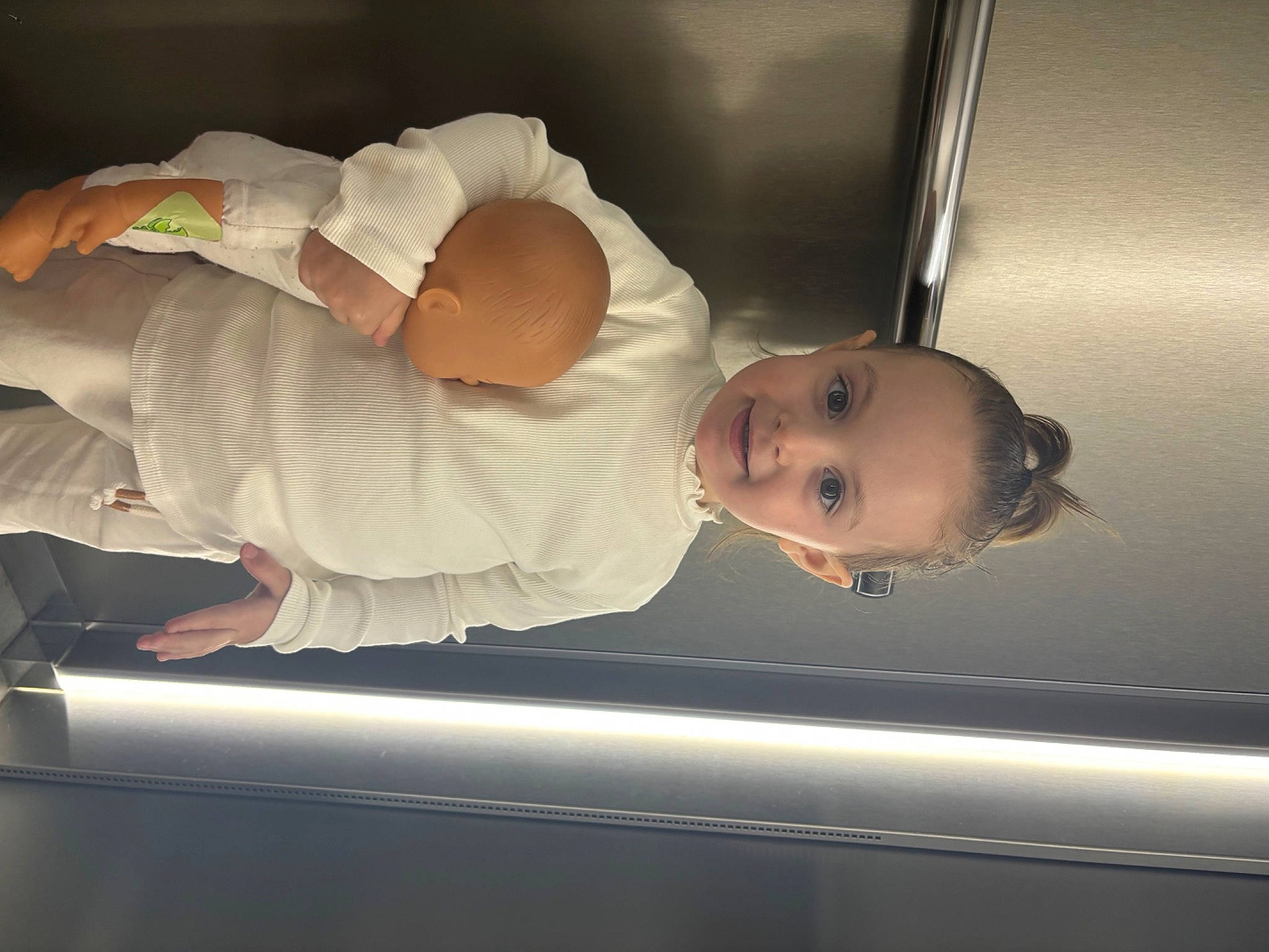 Mya participe au concours pour gagner de l'argent avec cette photo : baby, baby_products, baby_safety, baby_toddler_clothing, child, comfort, elbow, human_body, joy, person, room, sleeve, thumb, toddler