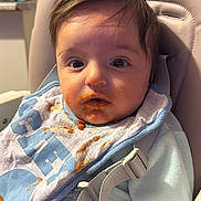 Ayden a rejoint le concours — aidez-le/la à gagner de superbes lots ! baby, high_chair, bib, food, messy, face, child, feeding, straps, clothing, indoor, curious, closeup, seat, infant, hair, expression, young_child, domestic, cute