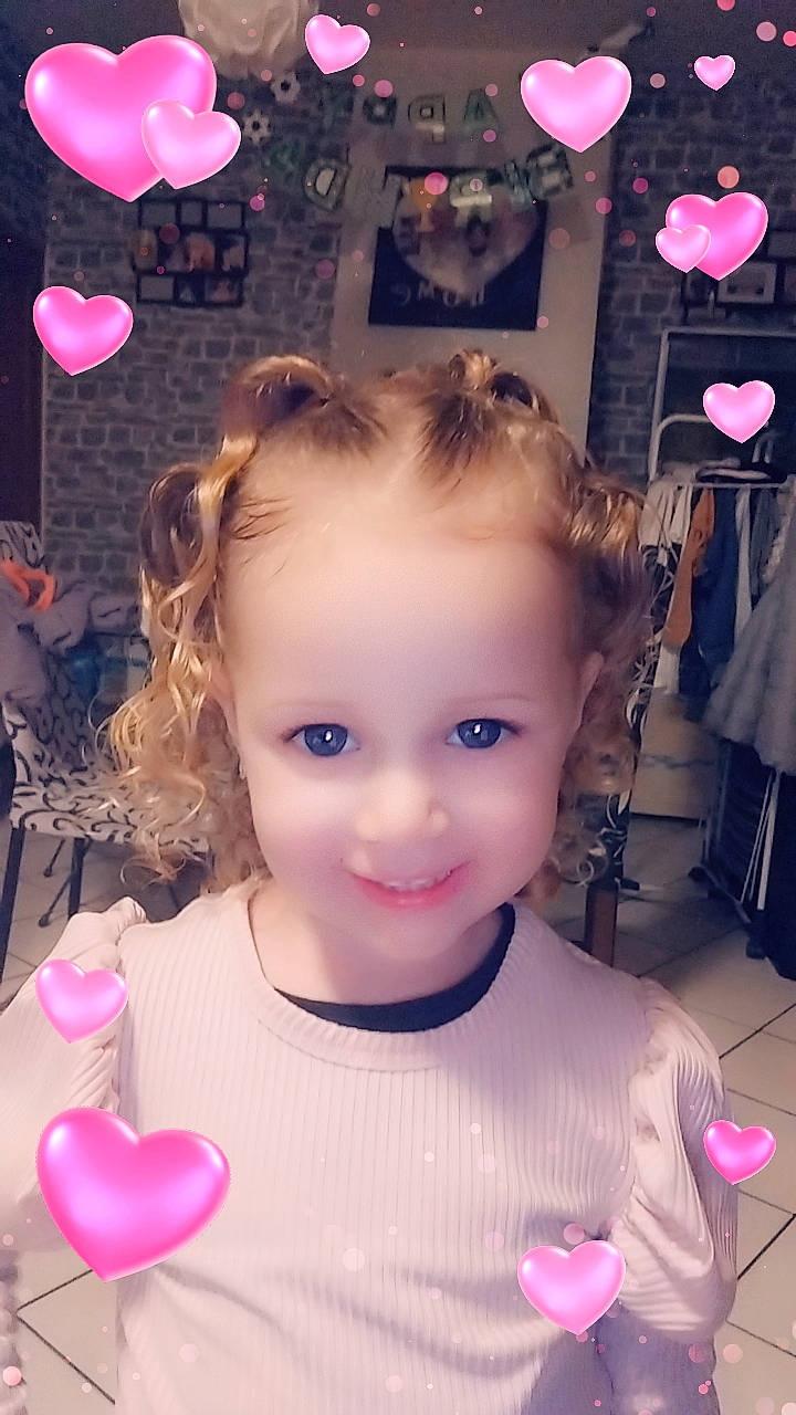 Kayssie participe au concours pour gagner de l'argent avec cette photo : baby_toddler_clothing, balloon, cheek, cool, ear, eyelash, facial_expression, fun, hairstyle, happy, joy, light, lip, magenta, organ, person, pink, product, purple, skin