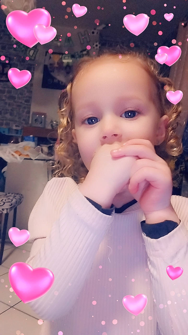 Kayssie participe au concours pour gagner de l'argent avec cette photo : baby_toddler_clothing, balloon, cheek, event, eyelash, face, fun, happy, light, lip, magenta, organ, party_supply, person, pink, plant, purple, skin, toddler, violet