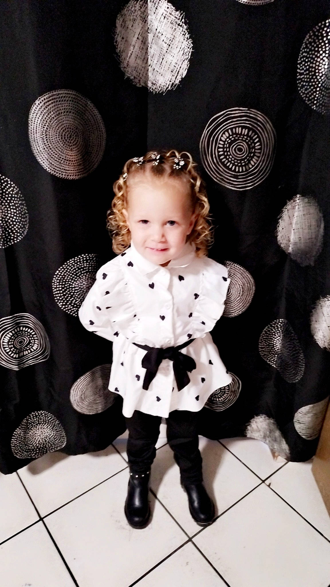 Kayssie a rejoint le concours — aidez-le/la à gagner de superbes lots ! baby, baby_toddler_clothing, black_and_white, collar, dress, embellishment, fashion, fashion_accessory, flash_photography, hairstyle, joy, knee, monochrome, monochrome_photography, pattern, person, product, sleeve, smile, style