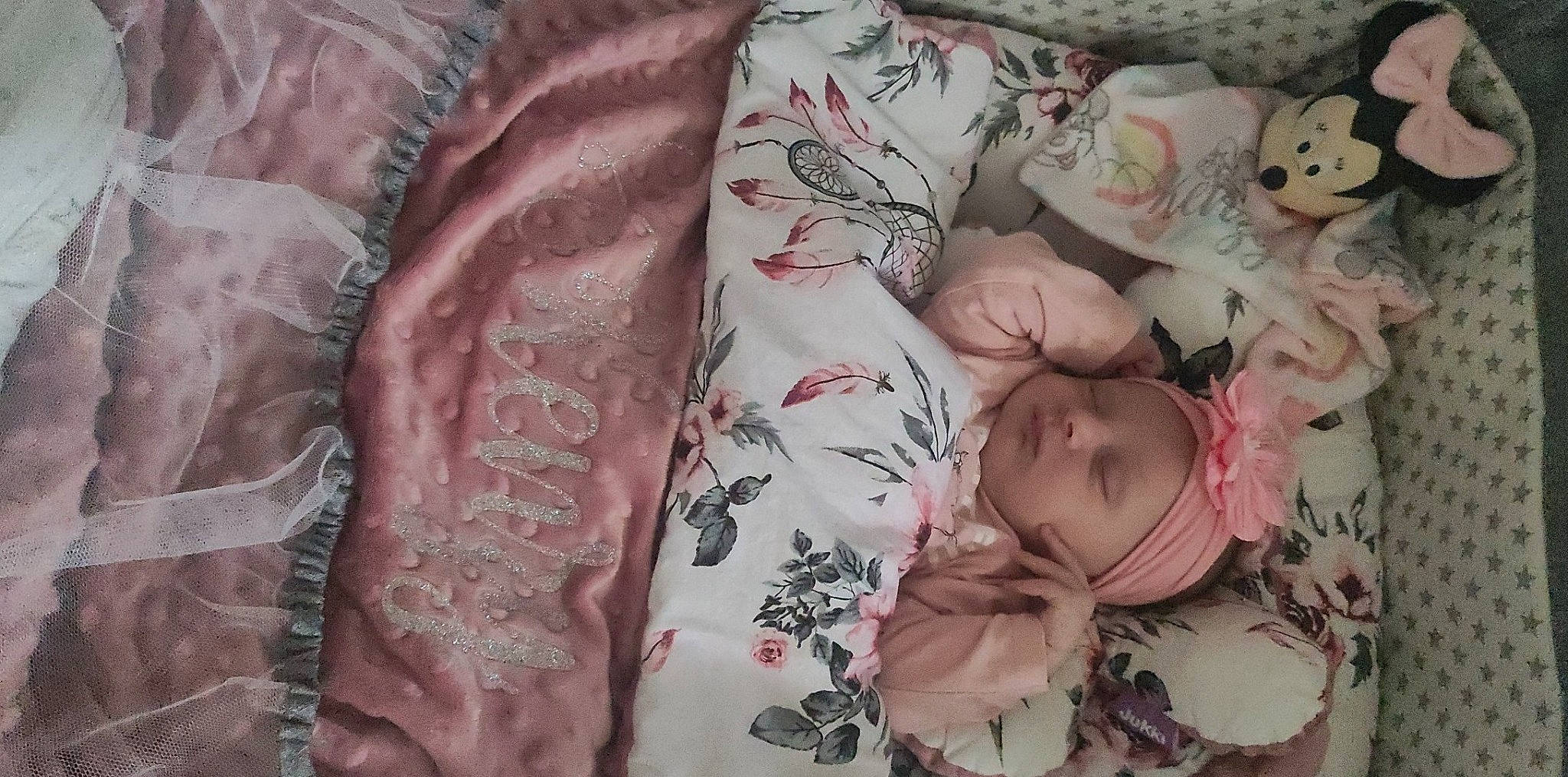 Kenzy a rejoint le concours — aidez-le/la à gagner de superbes lots ! baby, baby_products, baby_toddler_clothing, beauty, bedding, child, comfort, day_dress, dress, embellishment, linens, pattern, person, petal, pink, plant, product, rose, sleeve, textile