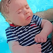 Marius a rejoint le concours — aidez-le/la à gagner de superbes lots ! baby, child, swimsuit, striped_clothing, pool, water, floating, person, skin, arm, hand, head, closed_eyes, summer, outdoor, cute, infant, relaxing, swimming, parent