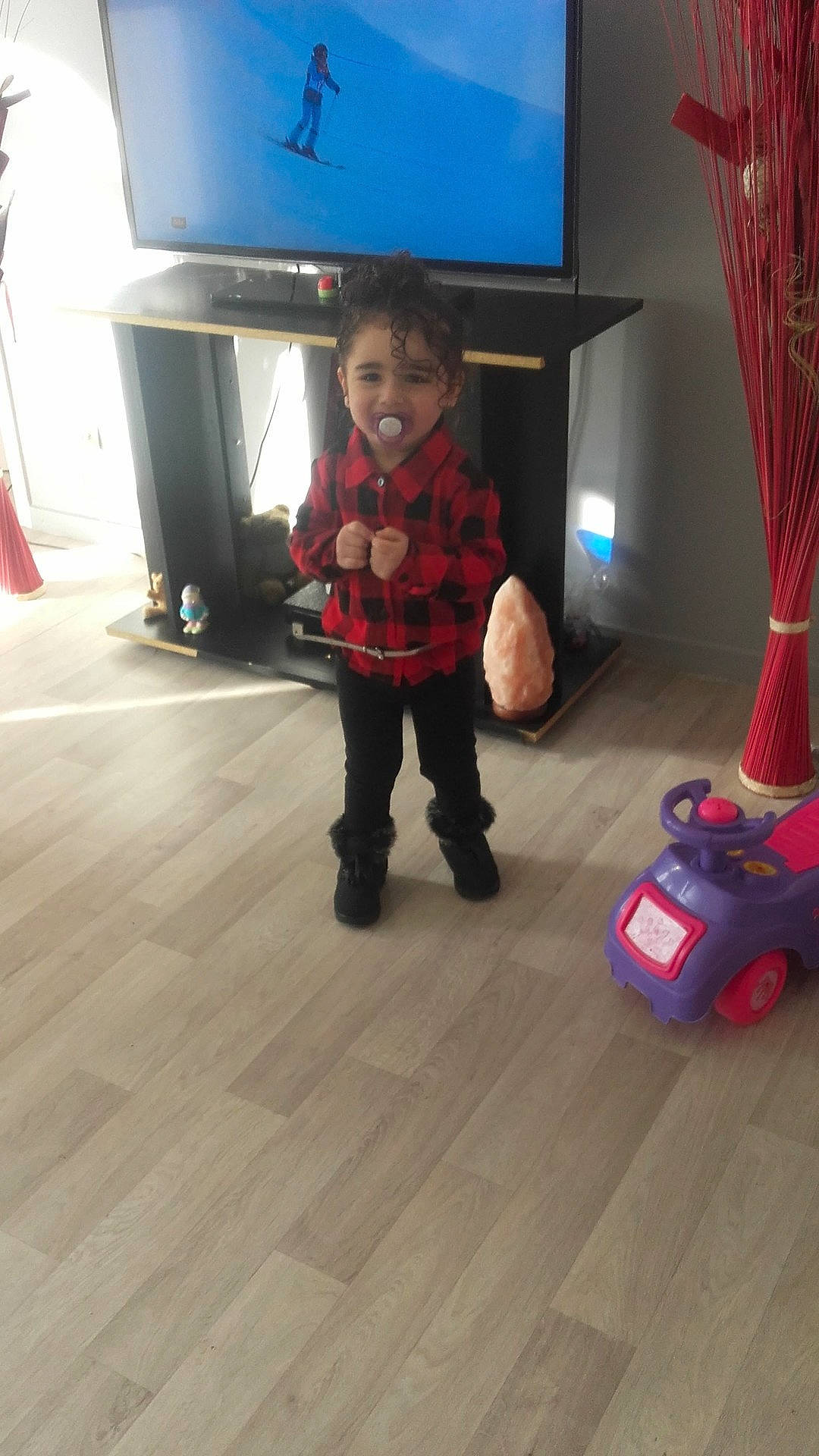 Iliana a rejoint le concours — aidez-le/la à gagner de superbes lots ! child, clothing, day, floor, flooring, fun, girl, hardwood, house, joy, person, play, product, red, room, sitting, snapshot, standing, toddler, wood_flooring