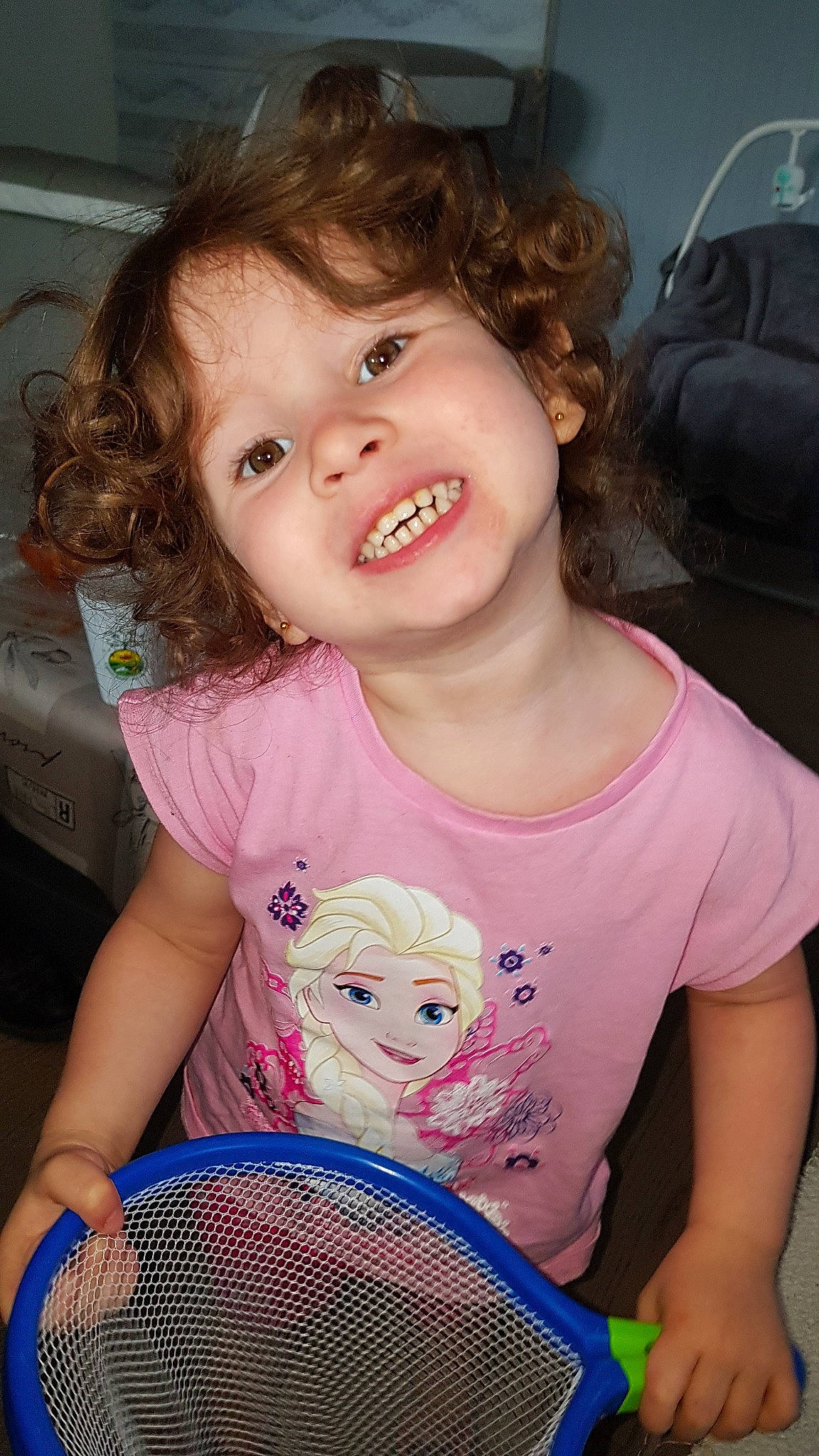 Evangeline participe au concours pour gagner de l'argent avec cette photo : beauty, cheek, child, day, eye, face, facial_expression, fun, girl, hair, hairstyle, head, human_hair_color, infant, joy, nose, person, pink, sitting, skin