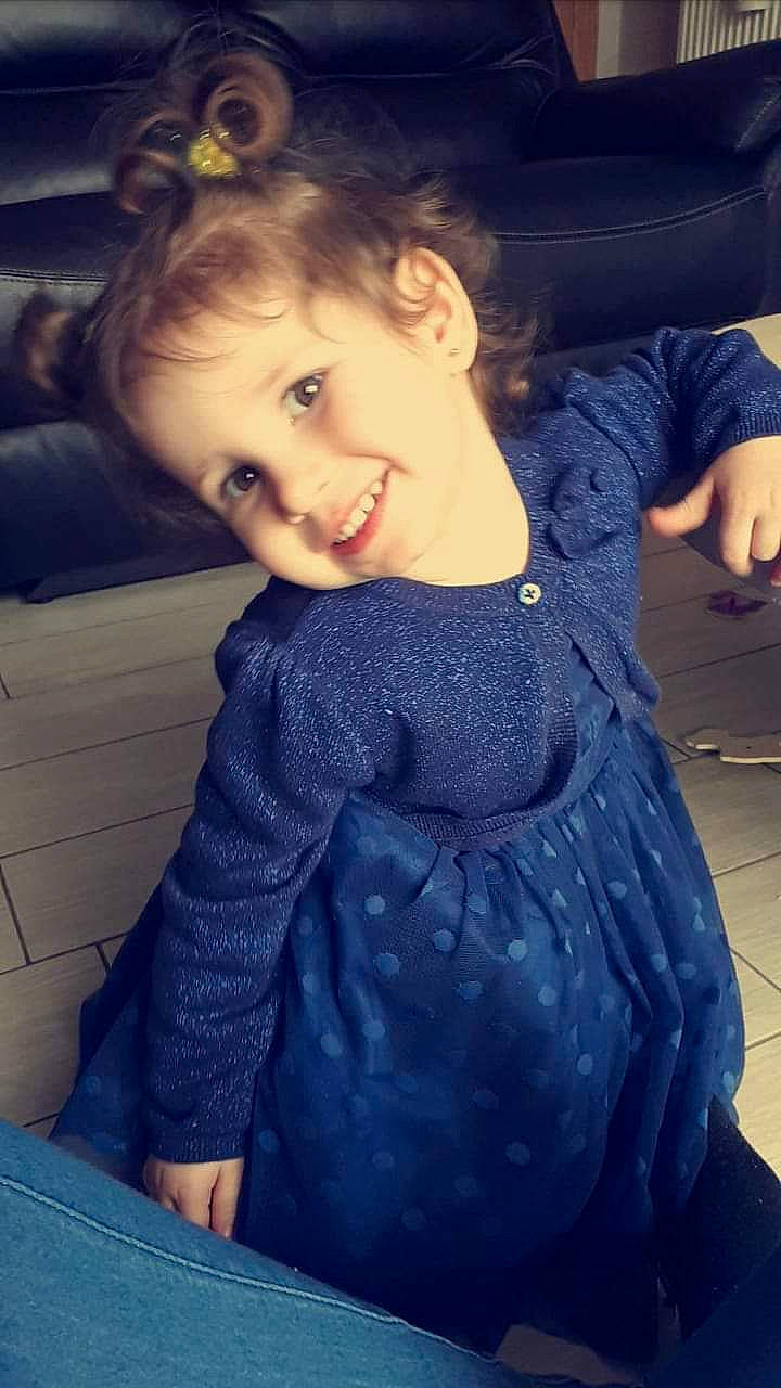 Evangeline participe au concours pour gagner de l'argent avec cette photo : beauty, blue, child, cool, dress, eye, fun, girl, hair, hairstyle, head, human_hair_color, iris, joy, long_hair, person, sitting, smile, standing, toddler