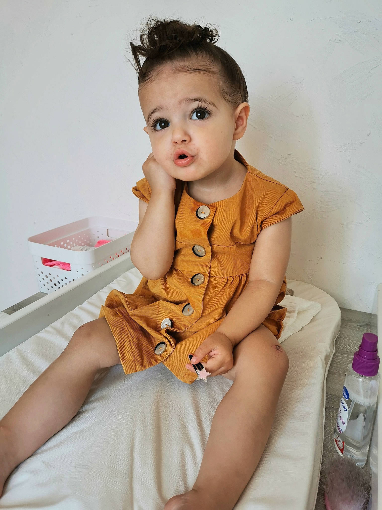 Keyla a rejoint le concours — aidez-le/la à gagner de superbes lots ! baby, baby_toddler_clothing, child, child_model, fashion_accessory, leg, neck, person, sitting, skin, sleeve, surprise, toddler