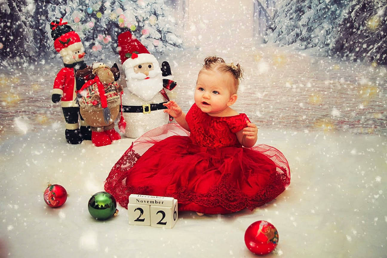 Eleanore a rejoint le concours — aidez-le/la à gagner de superbes lots ! christmas, christmas_decoration, christmas_eve, christmas_ornament, event, freezing, fun, happy, hat, holiday, ornament, people, person, recreation, santa_claus, smile, snowman, toddler, water, window