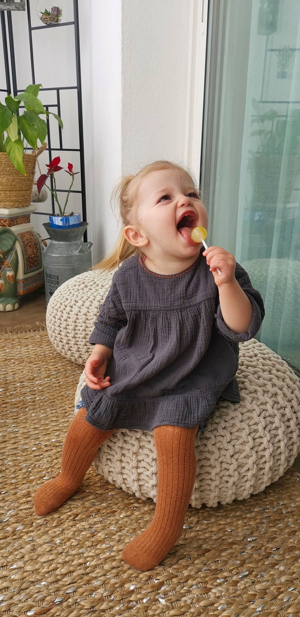 Eleanore participe au concours pour gagner de l'argent avec cette photo : baby_toddler_clothing, chin, dress, eye, face, finger, hair, hairstyle, hand, head, human_body, iris, joint, leg, lip, neck, person, shoulder, skin, sleeve