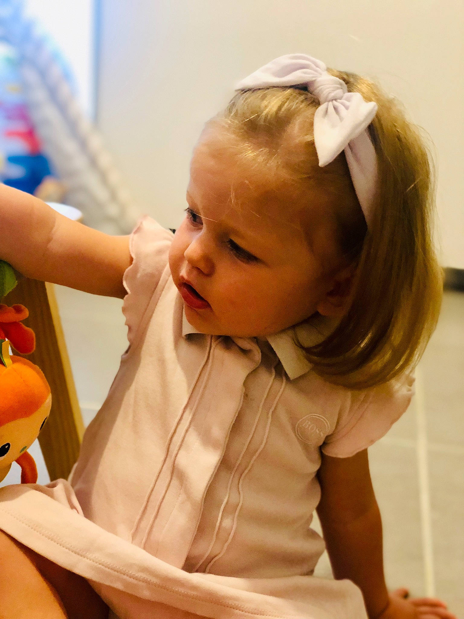 Eleanore a rejoint le concours — aidez-le/la à gagner de superbes lots ! baby, baby_products, baby_safety, baby_toddler_clothing, blond, cheek, child, eating, eyelash, fun, happy, iris, mouth, person, room, sitting, skin, sleeve, smile, toddler