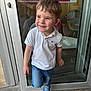 Maylonn a rejoint le concours — aidez-le/la à gagner de superbes lots ! child, boy, smiling, white_polo, blue_jeans, sneakers, glass_door, reflection, menu, cafe, wooden_floor, casual_clothing, indoor, playful, happy, short_hair, standing, one_leg_raised, daylight, young
