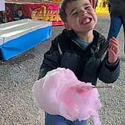 Maylonn a rejoint le concours — aidez-le/la à gagner de superbes lots ! child, cotton_candy, smiling, jacket, sneakers, night, fair, carnival, gravel_ground, people, amusement_park, lights, fun, happy, food, sweet, outdoor, festival, person, clothing