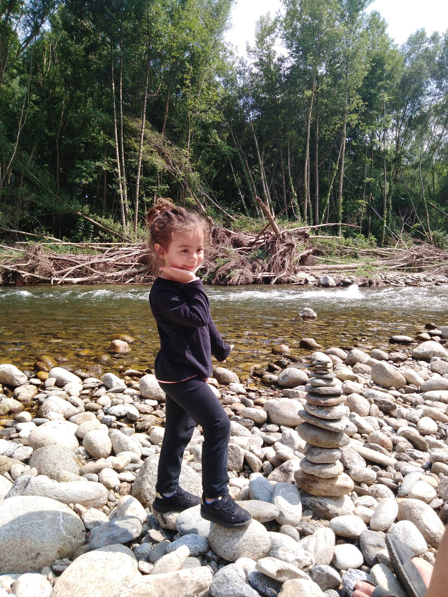 Layana a rejoint le concours — aidez-le/la à gagner de superbes lots ! bank, bedrock, creek, fluvial_landforms_of_streams, forest, landscape, leisure, natural_landscape, people_in_nature, person, plant, riparian_zone, rock, stream, toddler, tree, water, water_resources, watercourse, waterway