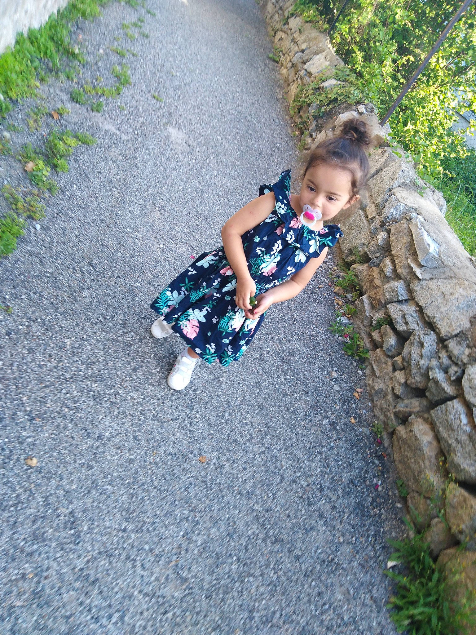 Layana a rejoint le concours — aidez-le/la à gagner de superbes lots ! asphalt, baby, dress, electric_blue, flooring, grass, grass_family, landscape, lawn, leisure, people_in_nature, person, plant, recreation, road, road_surface, sidewalk, sitting, toddler, tree