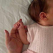 Sarra participe au concours pour gagner de l'argent avec cette photo : baby, infant, hand, adult_hand, holding, skin, pink_clothing, bed_sheet, close_up, newborn, fingernails, soft_light, human_connection, cute, small, tender, sleeping, baby_girl, resting, comfort