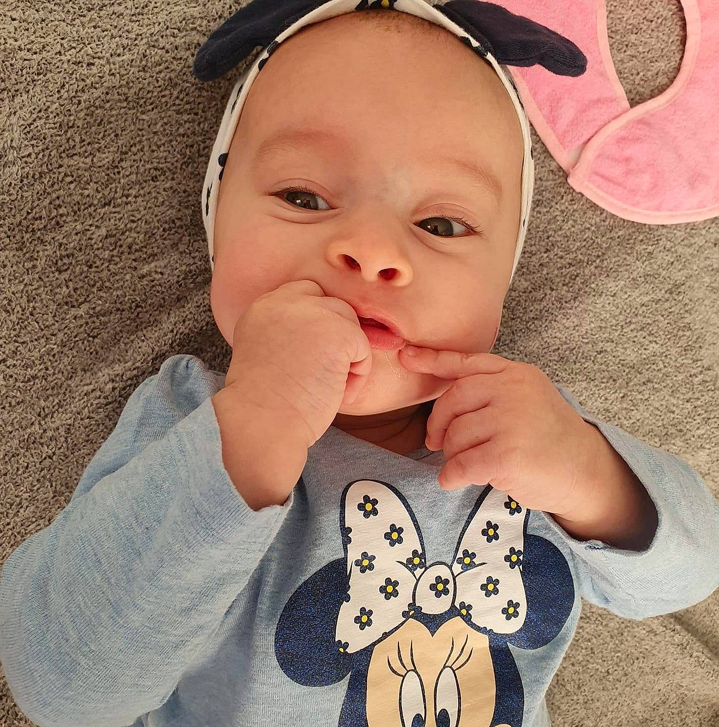 Jaina a rejoint le concours — aidez-le/la à gagner de superbes lots ! baby, baby_sleeping, baby_toddler_clothing, butterfly, cheek, child, ear, face, finger, hair_accessory, hand, happy, head, illustration, moths_and_butterflies, mouth, nose, person, pink, toddler