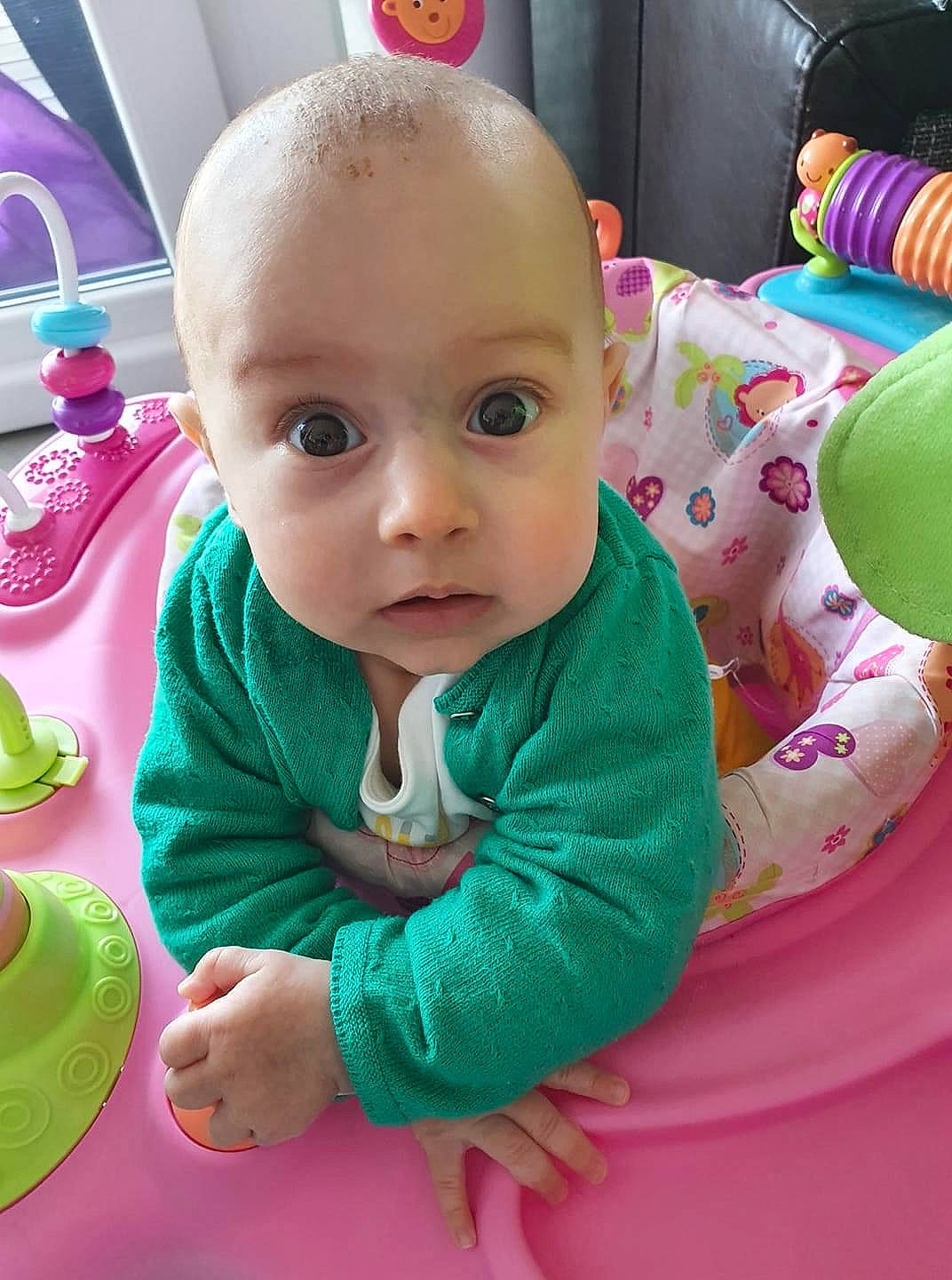 Jaina a rejoint le concours — aidez-le/la à gagner de superbes lots ! baby, cheek, child, face, head, lip, person, pink, play, skin, smile, toddler, tummy_time