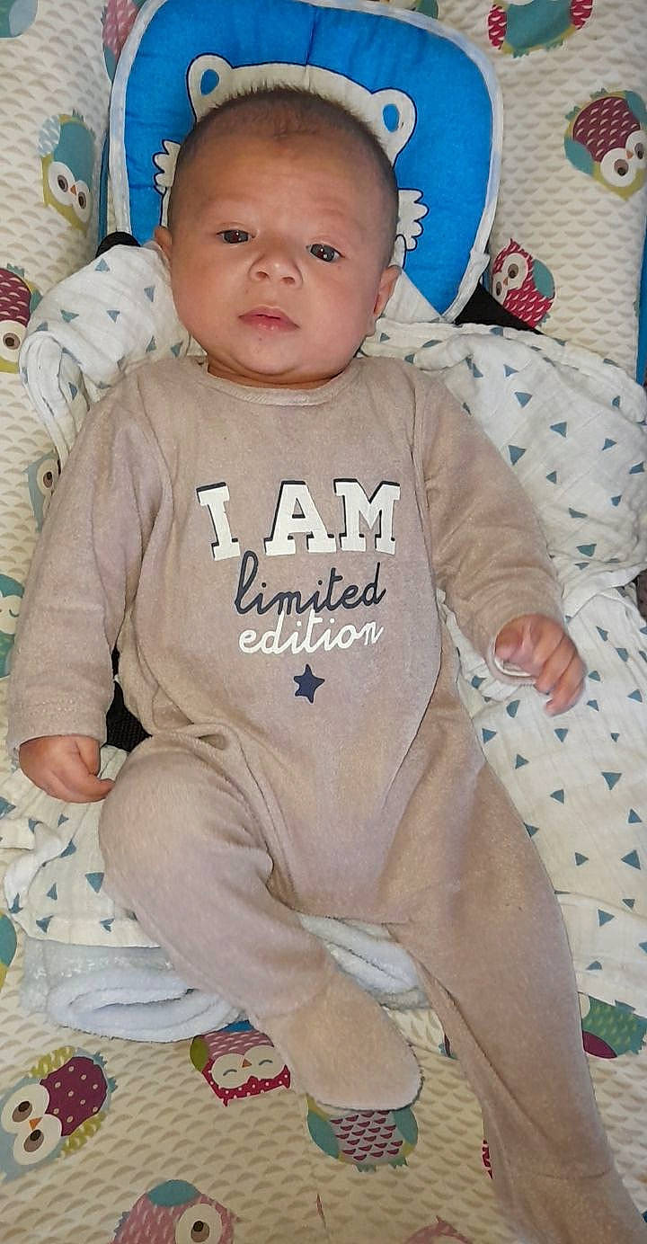 Adam a rejoint le concours — aidez-le/la à gagner de superbes lots ! baby, baby_products, baby_safety, baby_toddler_clothing, blue, cap, cheek, child, comfort, happy, hoodie, linens, pattern, person, sitting, skin, sleeve, smile, t_shirt, toddler