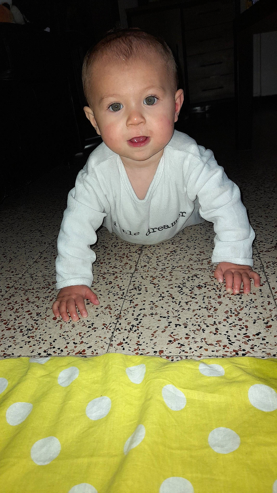 Adam participe au concours pour gagner de l'argent avec cette photo : baby, baby_toddler_clothing, beauty, cheek, child, chin, crawling, eye, finger, flash_photography, floor, flooring, fun, happy, pattern, person, photograph, sleeve, toddler, white