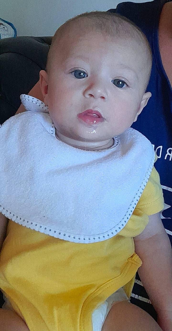 Adam a rejoint le concours — aidez-le/la à gagner de superbes lots ! baby, baby_toddler_clothing, cheek, child, collar, electric_blue, eye, eyelash, happy, iris, lip, no_expression, nose, pattern, person, sitting, skin, sleeve, t_shirt, toddler