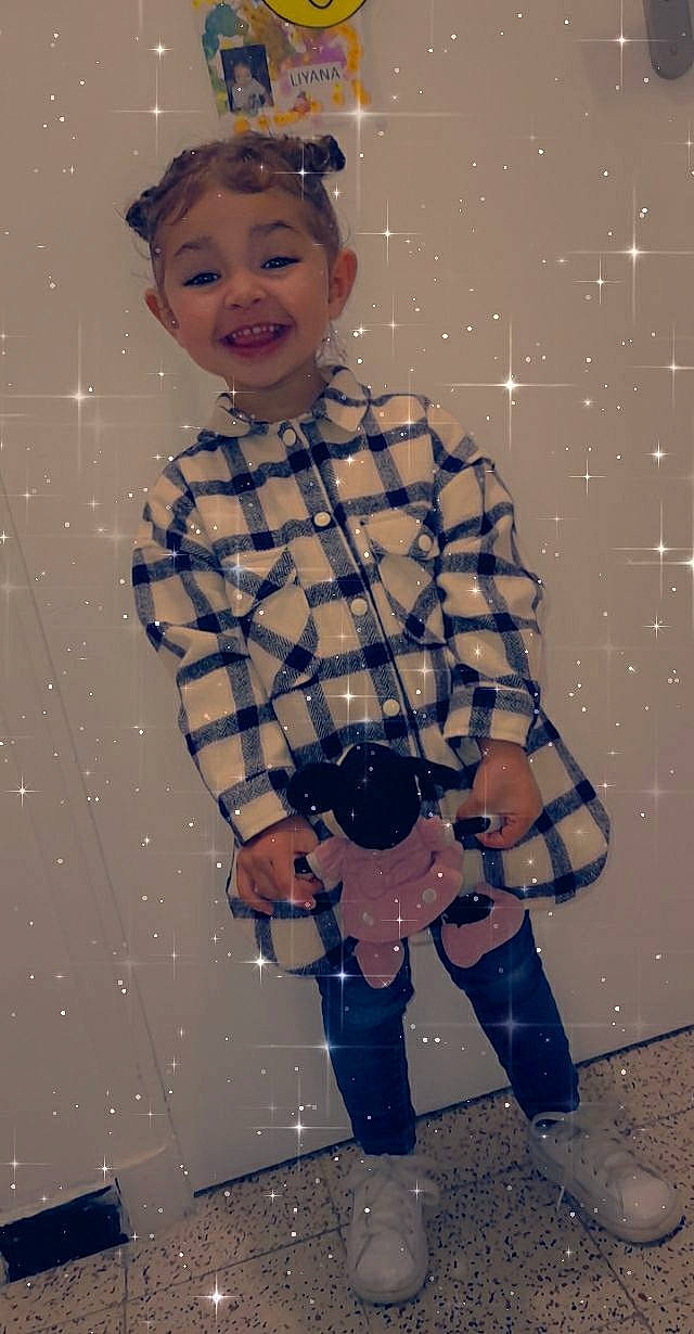 Liyana a rejoint le concours — aidez-le/la à gagner de superbes lots ! arm, child, cool, denim, electric_blue, eyewear, fashion, fun, hairstyle, happy, joy, pattern, person, plaid, sleeve, smile, standing, street_fashion, tartan, textile