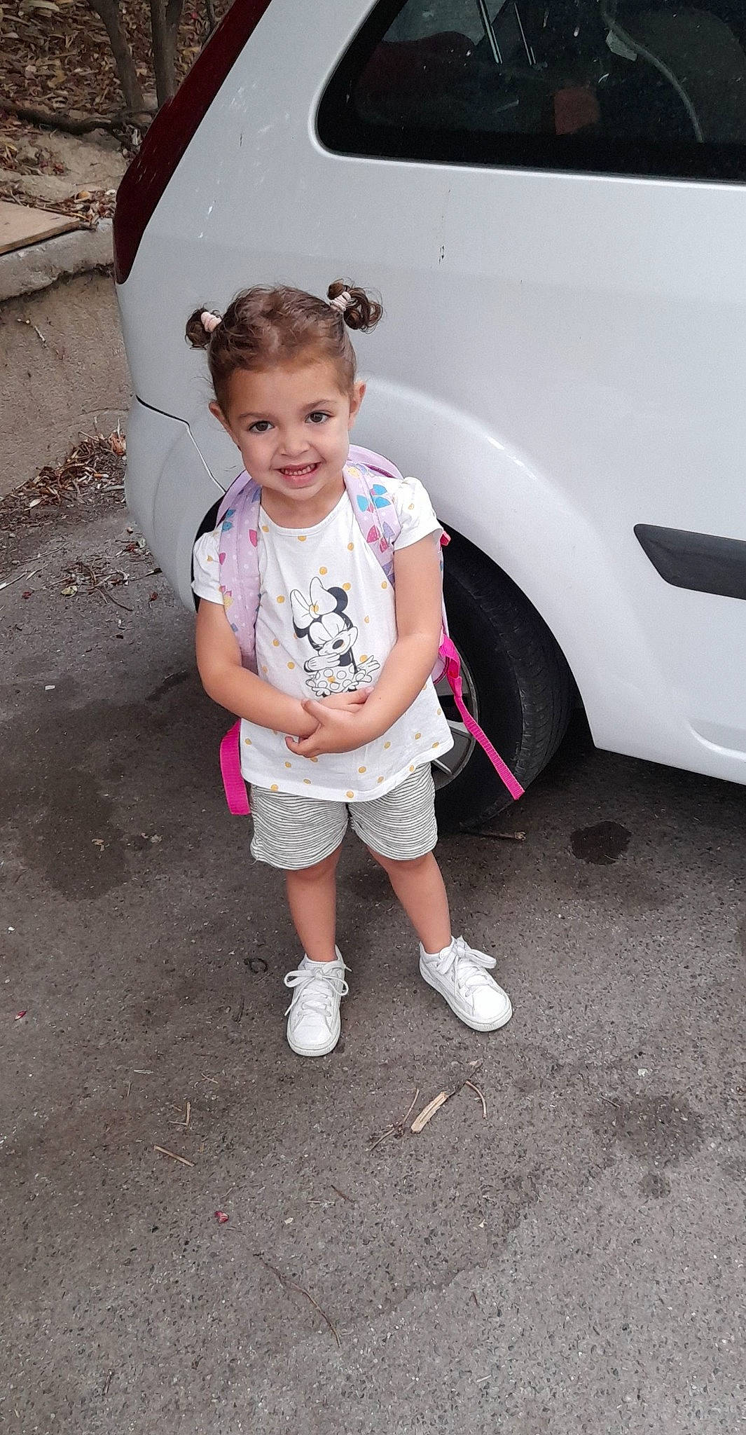 Liyana a rejoint le concours — aidez-le/la à gagner de superbes lots ! asphalt, automotive_exterior, automotive_lighting, automotive_tire, eye, face, hairstyle, hand, head, joy, leg, motor_vehicle, person, pink, shorts, skin, smile, style, tire, vehicle_door