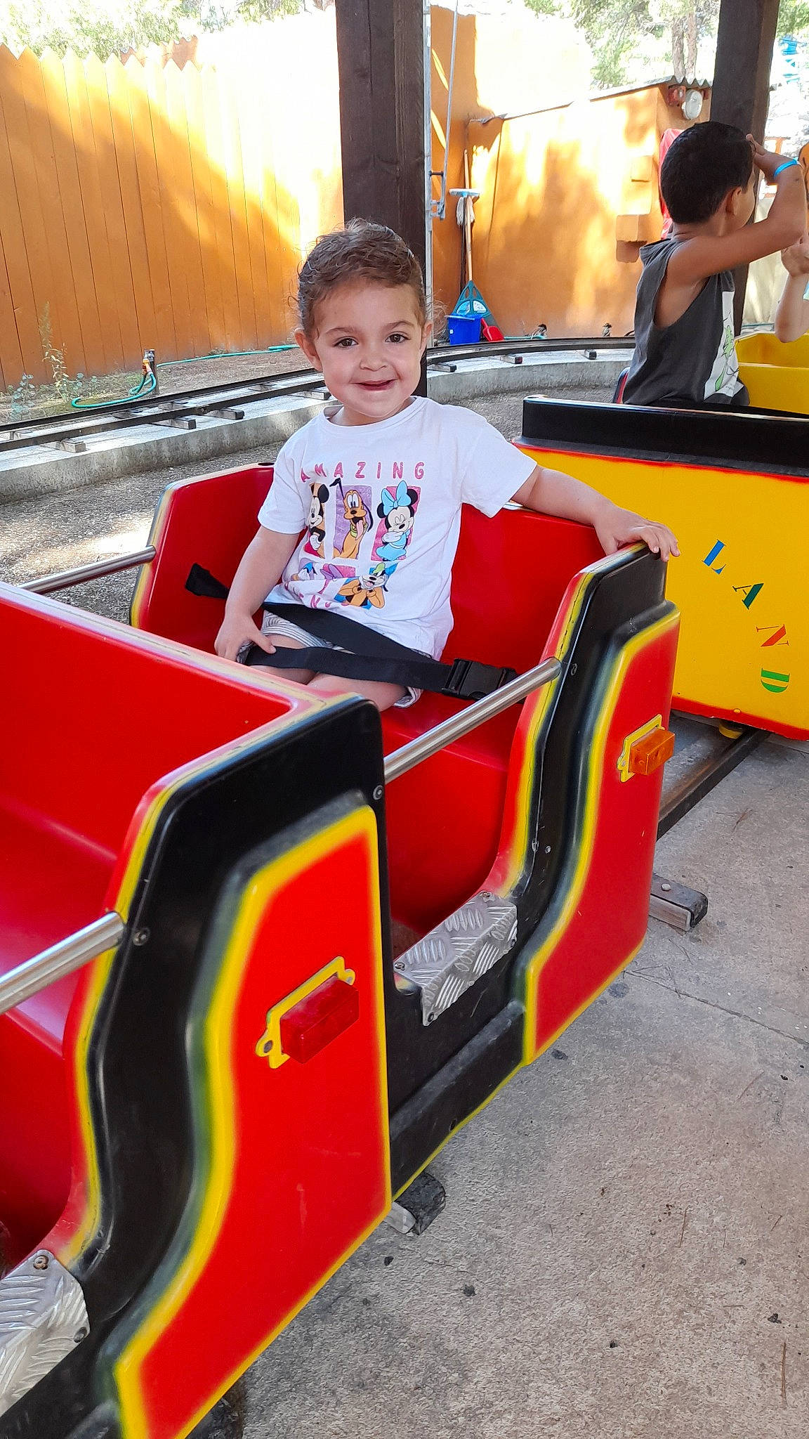 Liyana participe au concours pour gagner de l'argent avec cette photo : amusement_ride, automotive_design, automotive_exterior, bumper, child, engineering, face, fun, happy, joy, leisure, mode_of_transport, motor_vehicle, orange, outdoor_recreation, person, recreation, smile, t_shirt, toddler
