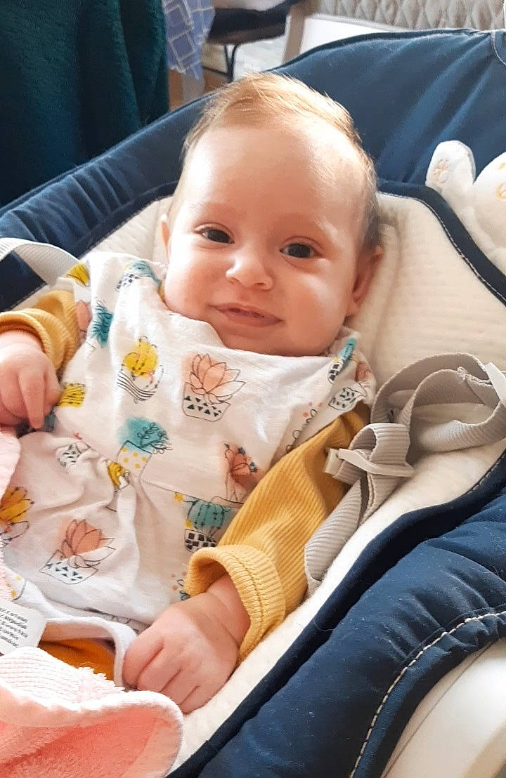 Alya a rejoint le concours — aidez-le/la à gagner de superbes lots ! baby, baby_products, baby_toddler_clothing, beauty, bib, cheek, child, comfort, face, facial_expression, fun, head, human, person, product, sitting, skin, smile, snapshot, textile