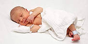 Gabriel a rejoint le concours — aidez-le/la à gagner de superbes lots ! newborn, baby, sleeping, infant, blanket, hospital, iv_line, white_cloth, foot, hand, skin, peaceful, resting, indoors, healthcare, medical, soft_texture, cute, person, portrait