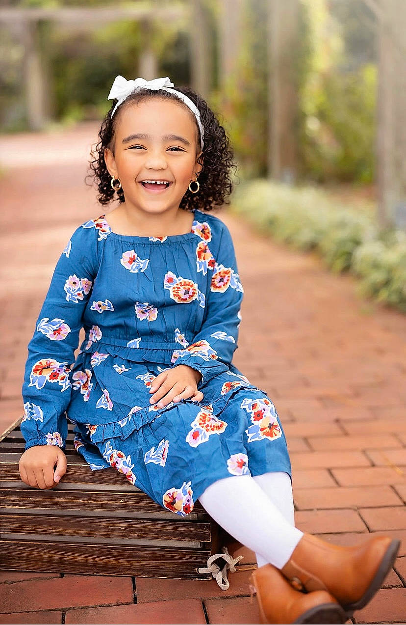 Damaris is registered to the contest to win money with this photo: dress, eye, facial_expression, flash_photography, grass, hair, hairstyle, happy, head, human_body, joy, leisure, neck, people_in_nature, person, plant, shoulder, skin, sleeve, smile