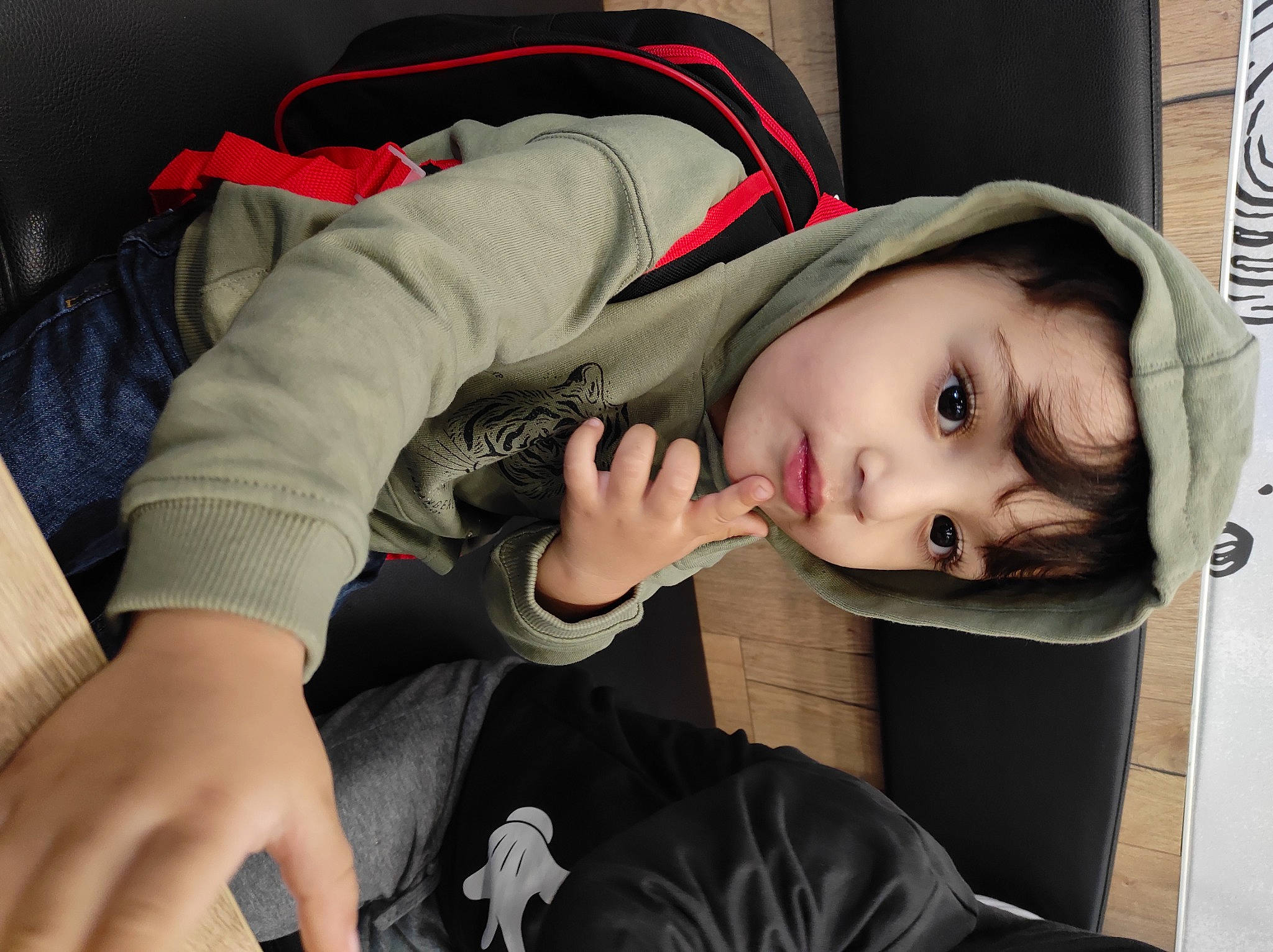 Houde participe au concours pour gagner de l'argent avec cette photo : bangs, black_hair, chest, child, comfort, elbow, eyebrow, eyelash, eyewear, fun, fur, hand, joint, lip, long_hair, mouth, nose, person, sitting, skin