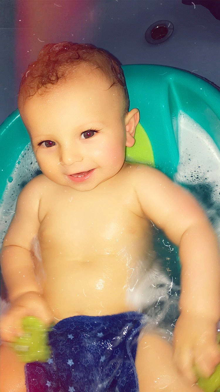 Kai is registered to the contest to win money with this photo: baby, baby_bathing, bathing, bathtub, child, person, skin, stomach, toddler, washing