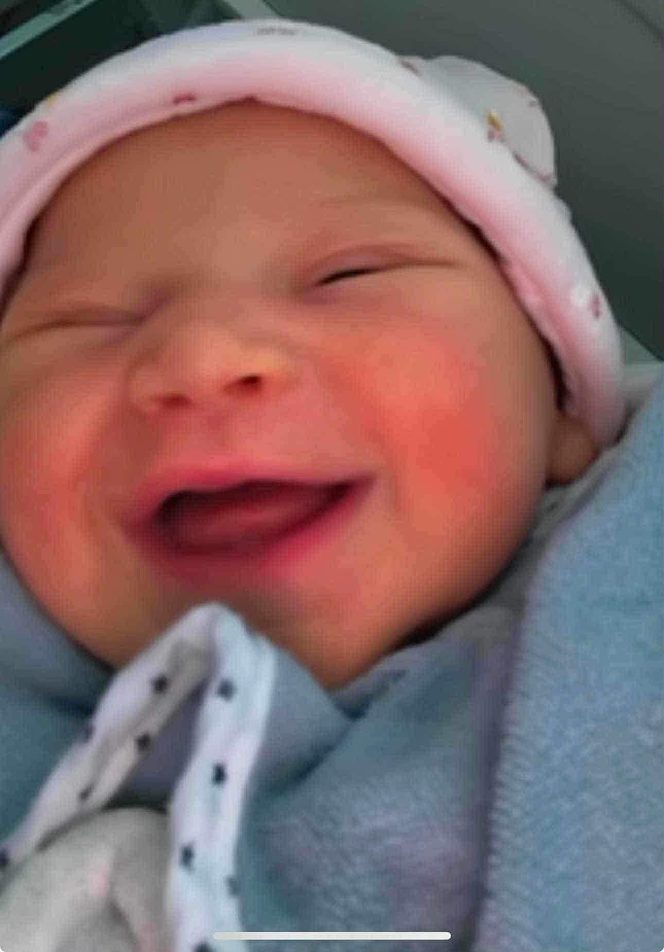 Ava a rejoint le concours — aidez-le/la à gagner de superbes lots ! baby, smiling, face, hat, clothing, infant, closeup, soft, cute, newborn, child, warm, apparel, portrait, headwear, happy, person, babywear, snug, expression