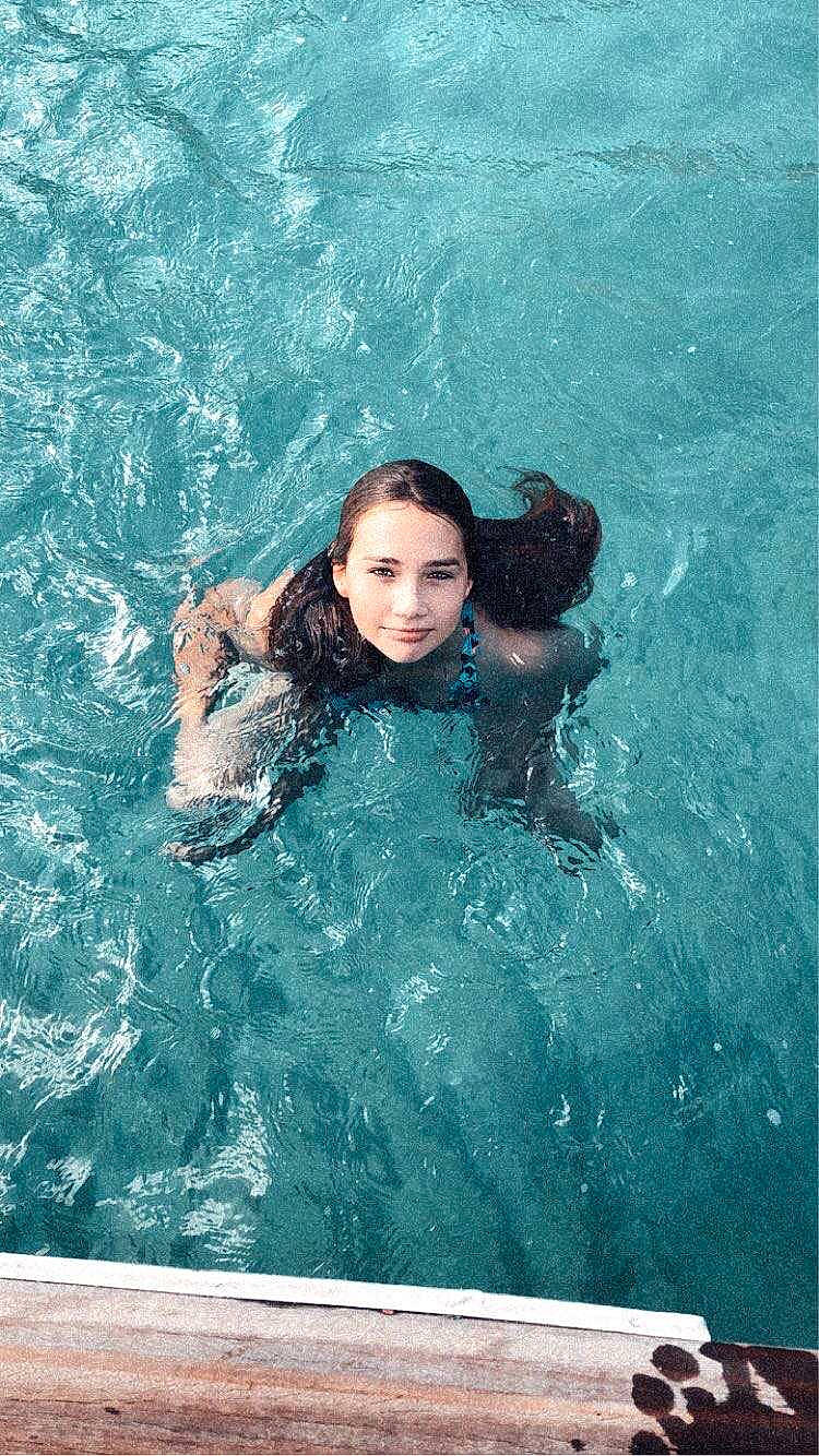 Isy a rejoint le concours — aidez-le/la à gagner de superbes lots ! blue, fun, happy, leisure, person, photography, recreation, smile, swimming, swimming_pool, vacation, water