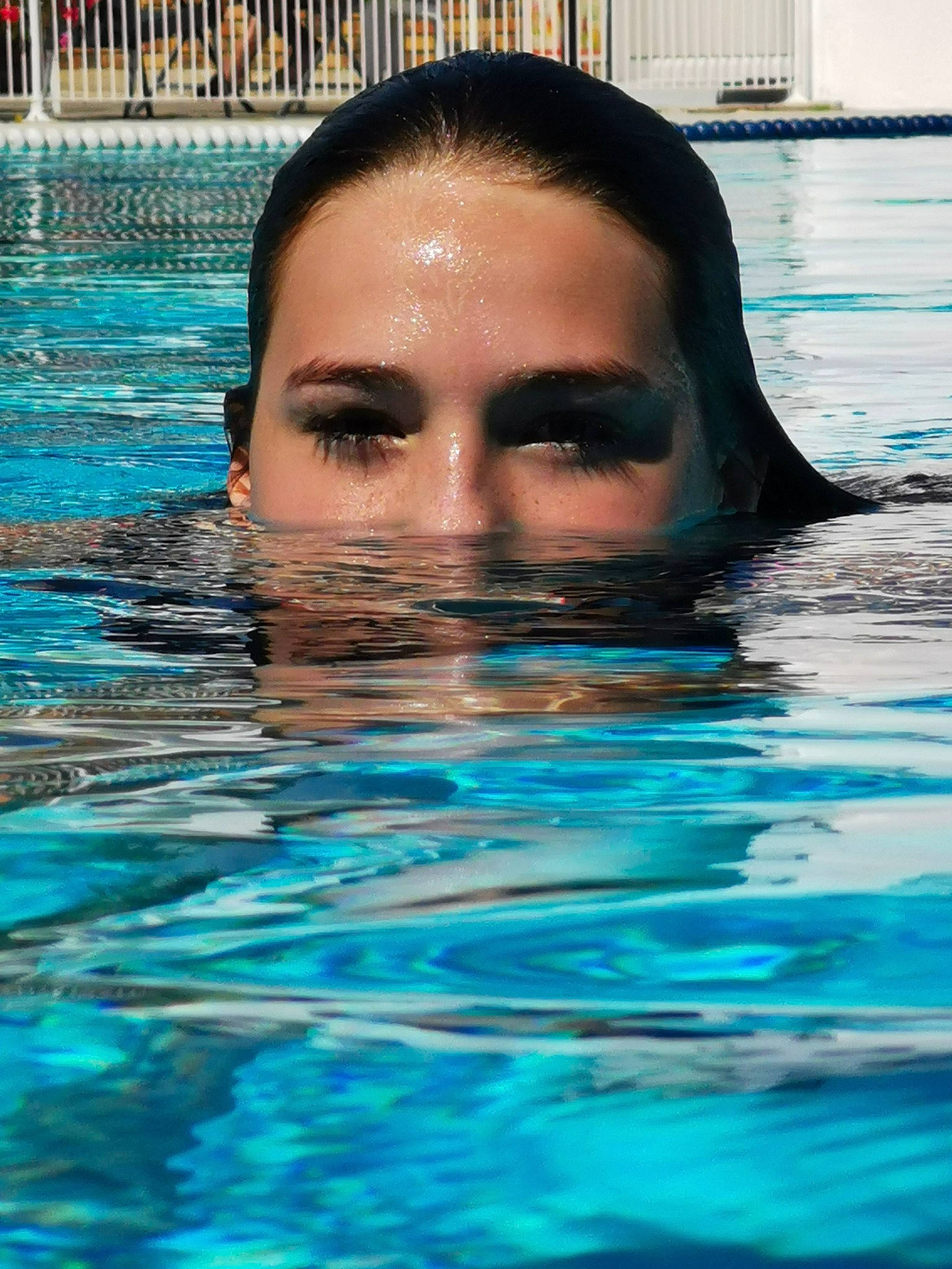 Isy participe au concours pour gagner de l'argent avec cette photo : eye, face, fun, head, leisure, leisure_centre, person, recreation, swimmer, swimming, swimming_pool