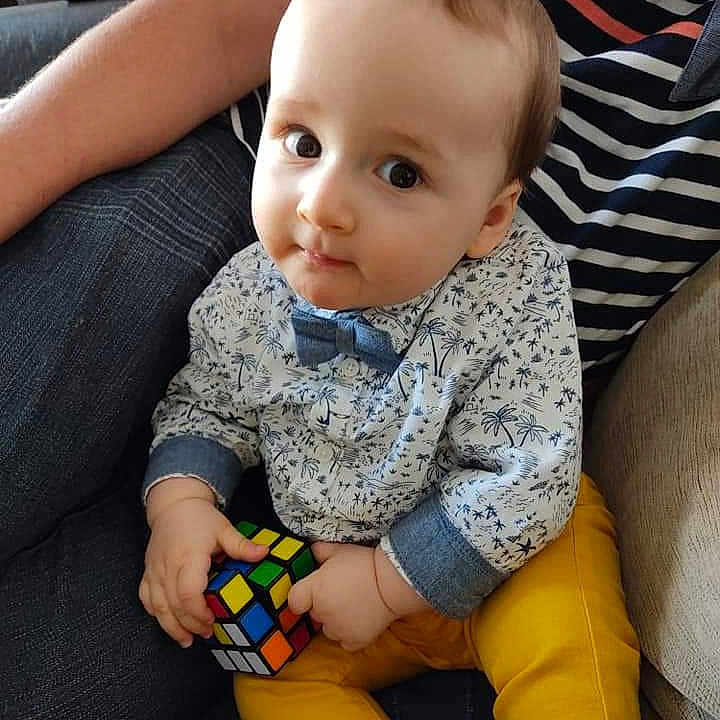 Raphaël participe au concours pour gagner de l'argent avec cette photo : arm, baby, baby_playing_with_toys, baby_products, baby_toddler_clothing, car_seat, cheek, child, comfort, finger, fun, gadget, lap, room, sitting, sleeve, stuffed_toy, t_shirt, toddler, toy