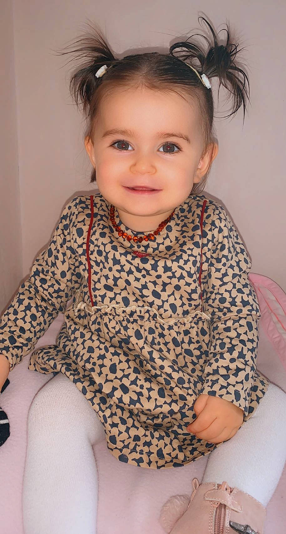 Léna participe au concours pour gagner de l'argent avec cette photo : baby_toddler_clothing, cheek, eye, eyebrow, eyelash, face, finger, gesture, hair, happy, head, iris, joy, lip, neck, organ, person, shoulder, skin, sleeve
