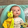Hardin a rejoint le concours — aidez-le/la à gagner de superbes lots ! baby, infant, plush_toy, yellow_toy, striped_onesie, cloud_pattern, aqua_cushion, soft_blanket, wood_floor, indoor, child, cute, person, face, expression, toy, hand, lying_down, comfort, portrait
