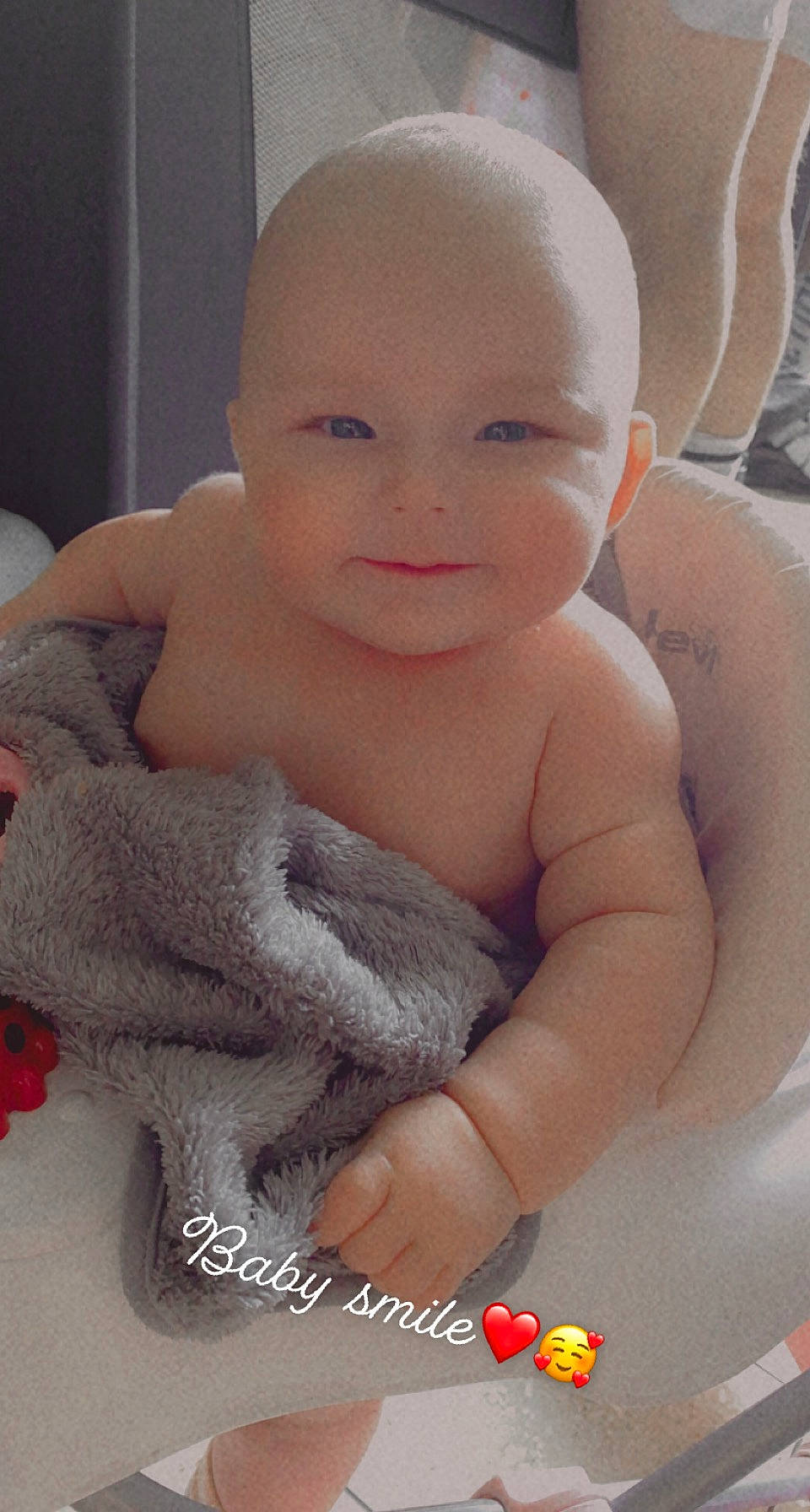 Giulia a rejoint le concours — aidez-le/la à gagner de superbes lots ! arm, baby, cheek, chest, eye, eyebrow, finger, gesture, hand, happy, human_body, iris, lip, mouth, nose, person, pink, skin, smile, thumb