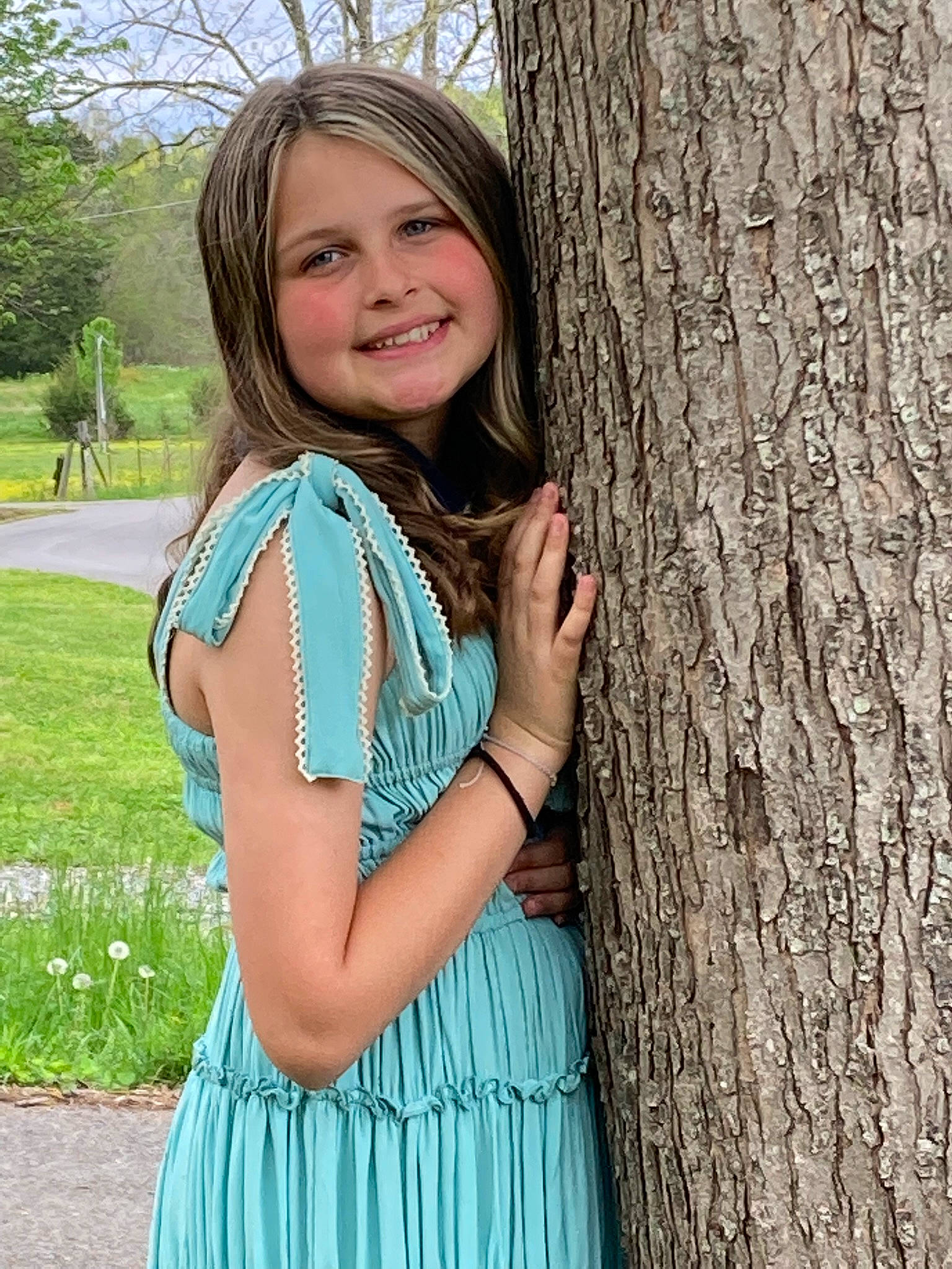 Kimberly is registered to the contest to win money with this photo: eye, face, grass, green, hair, happy, iris, joy, nature, outerwear, people_in_nature, person, plant, shoulder, skin, smile, street_fashion, tree, trunk, twig