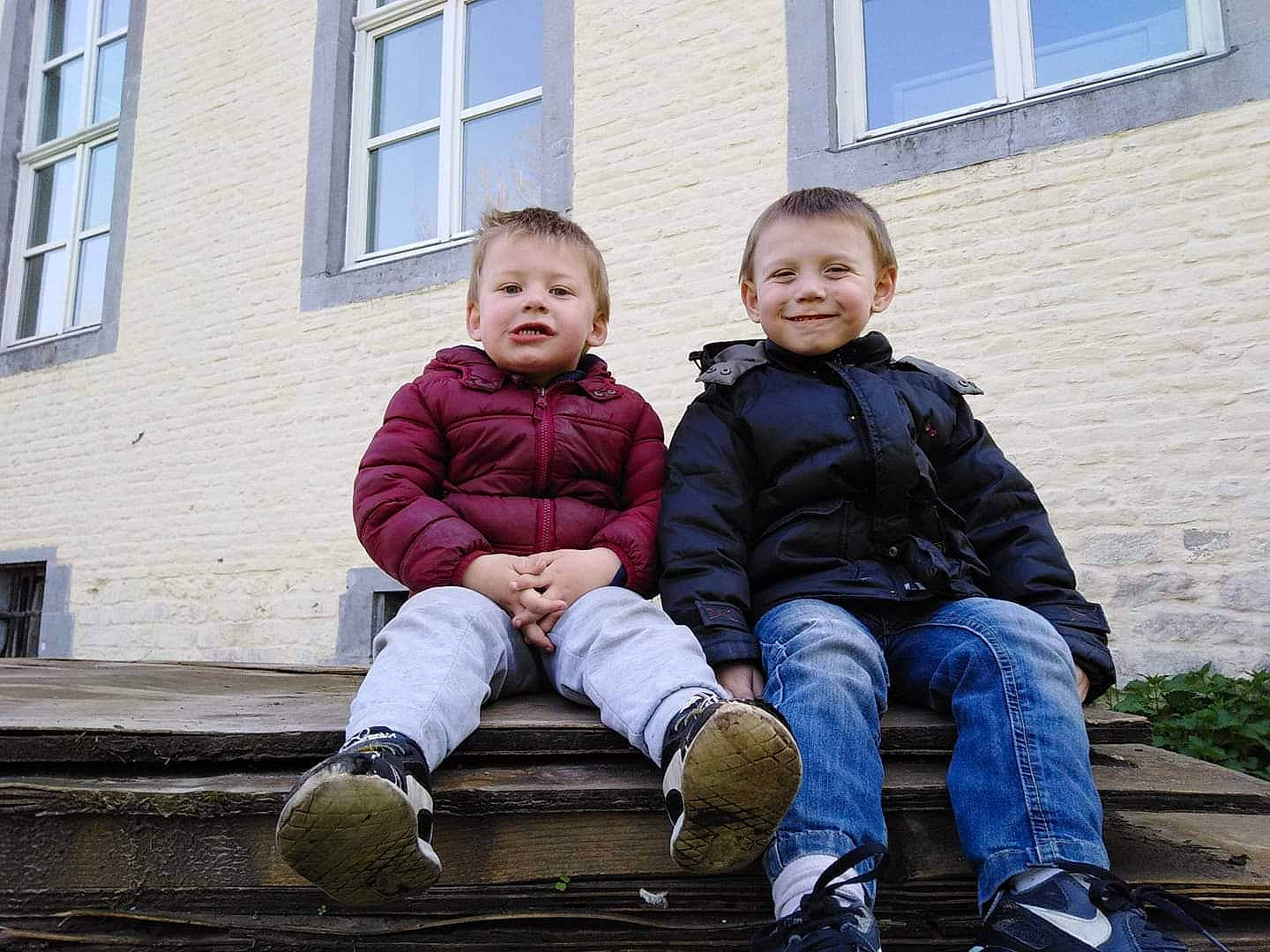 Louka participe au concours pour gagner de l'argent avec cette photo : child, family, home, jeans, joy, people, person, sibling, sitting, smile, toddler, winter
