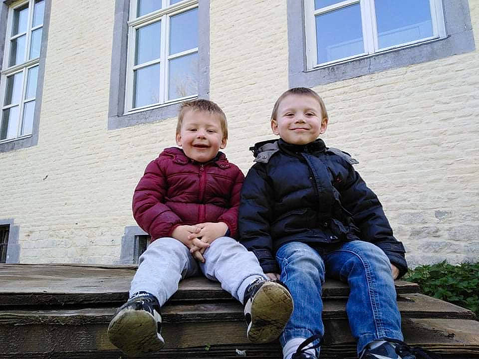 Louka participe au concours pour gagner de l'argent avec cette photo : child, family, fun, home, house, jeans, joy, people, person, photography, sibling, sitting, smile, toddler, tree, vacation, winter