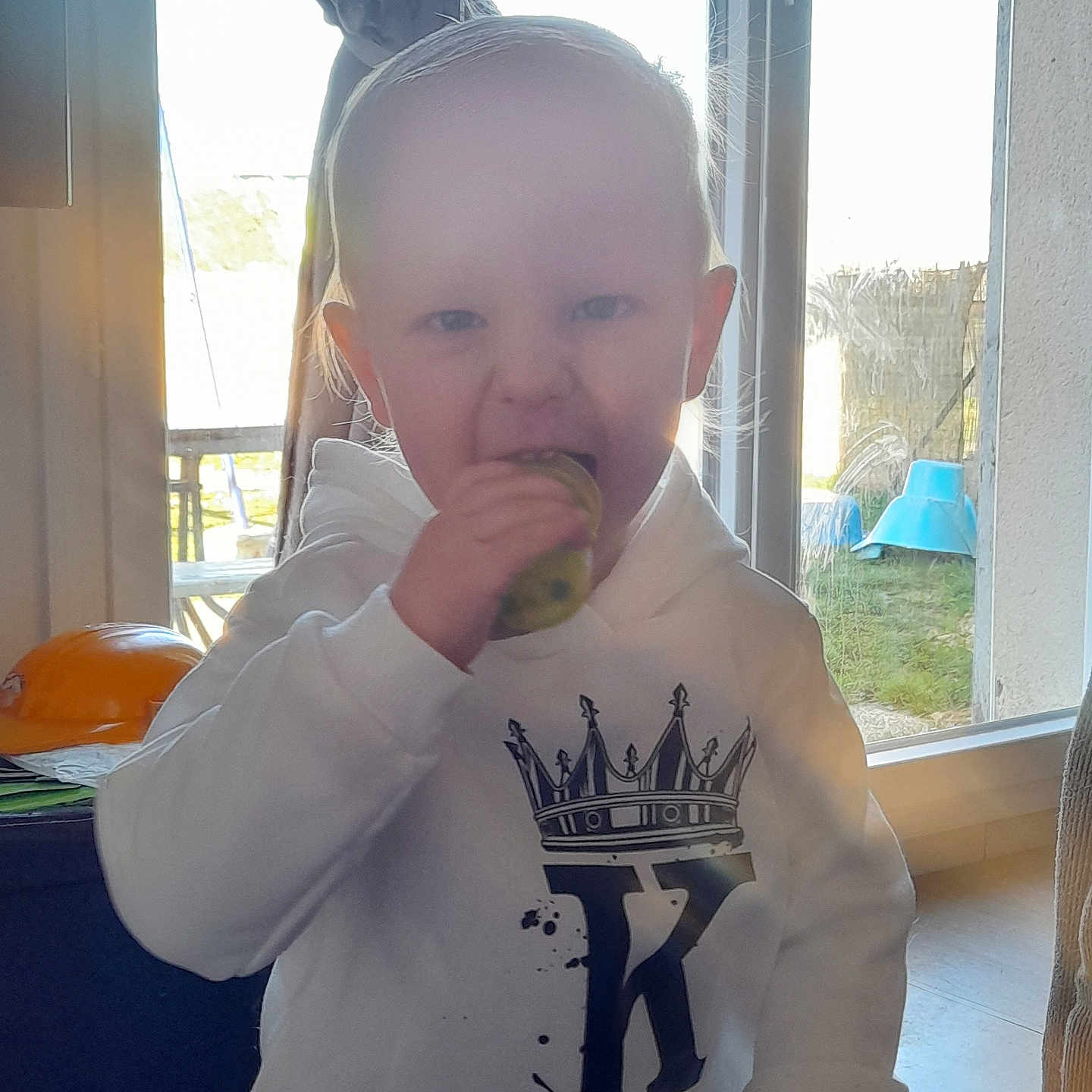 Elmanno a rejoint le concours — aidez-le/la à gagner de superbes lots ! baby, bodypart, clothing, cutlery, eating, face, finger, food, fruit, hand, head, knitwear, person, photography, plant, portrait, produce, spoon, sweater, t_shirt