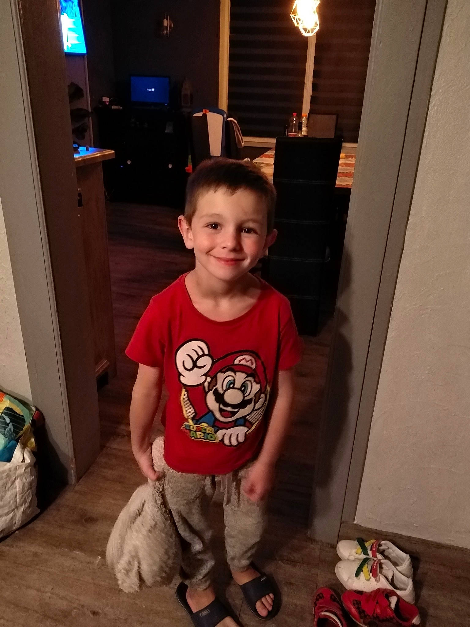 Lorys a rejoint le concours — aidez-le/la à gagner de superbes lots ! arm, child, costume, joy, leg, person, shoe, standing, t_shirt, toddler