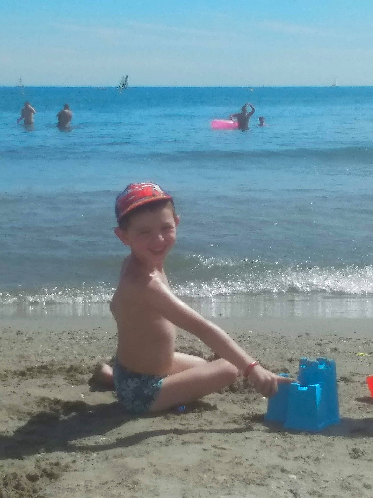 Lorys participe au concours pour gagner de l'argent avec cette photo : beach, coast, coastal_and_oceanic_landforms, fun, holiday, joy, leisure, ocean, person, play, recreation, sand, sea, shore, summer, vacation, wave