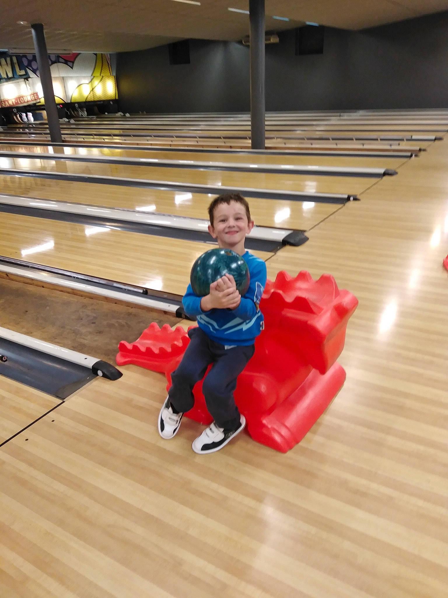 Lorys participe au concours pour gagner de l'argent avec cette photo : ball, ball_game, bowler, bowling, bowling_ball, bowling_equipment, candlepin_bowling, child, floor, flooring, fun, games, hardwood, individual_sports, joy, leisure, person, play, recreation, red